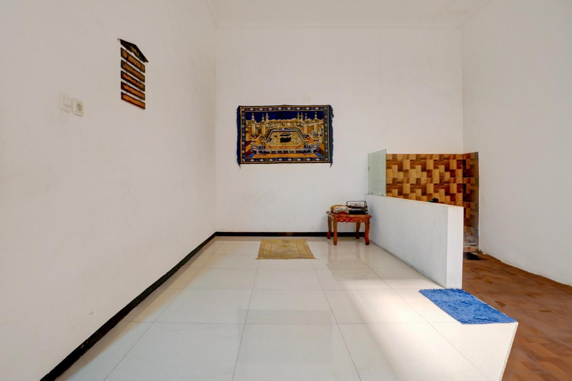 Oyo Life 93083 Nova Jaya 3 Homestay Syariah Lamongan Buitenkant foto