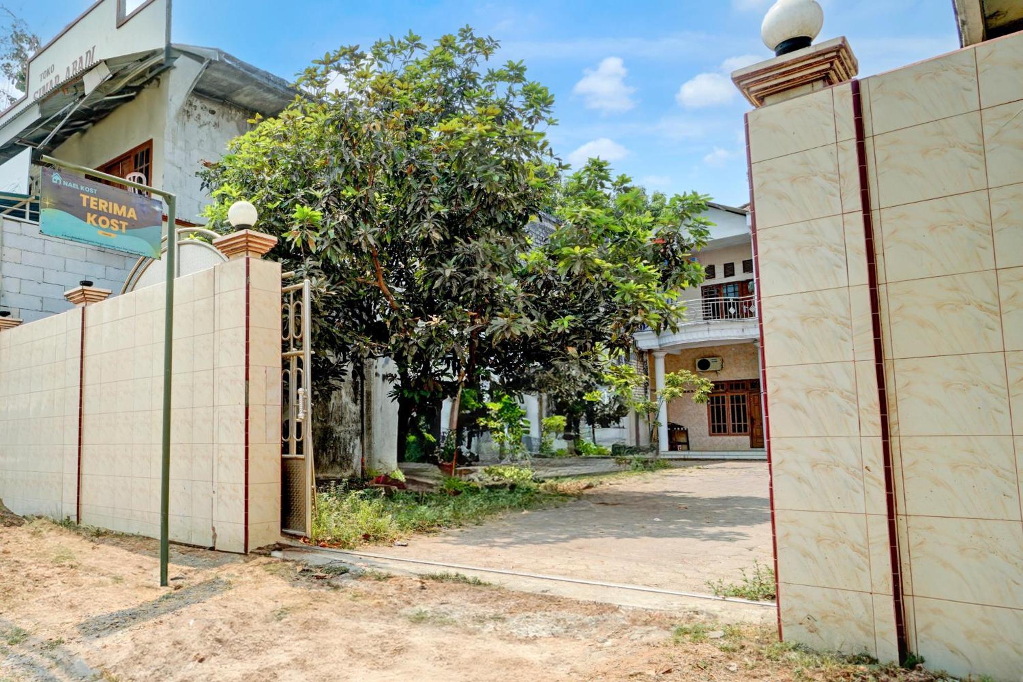 Oyo Life 93083 Nova Jaya 3 Homestay Syariah Lamongan Buitenkant foto